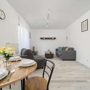 Apartament Bialowieska Z Aneksem Kuchennym I Balkonem By Renters, Wrocław